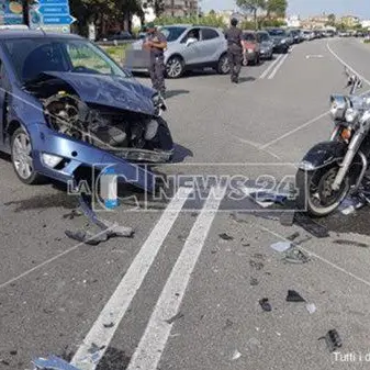 Catanzaro, scontro frontale auto-moto sulla statale 106