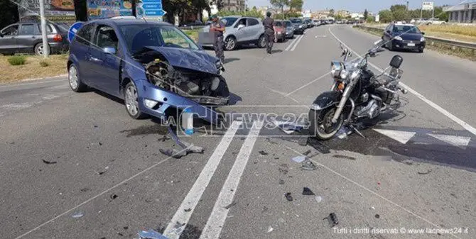 Catanzaro, scontro frontale auto-moto sulla statale 106