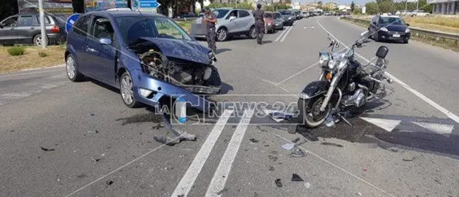 Catanzaro, scontro frontale auto-moto sulla statale 106