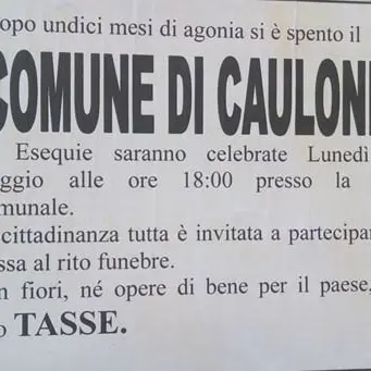 Caulonia, spuntano manifesti funebri contro il Comune: «Si è spento»