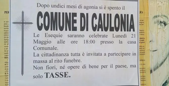 Caulonia, spuntano manifesti funebri contro il Comune: «Si è spento»