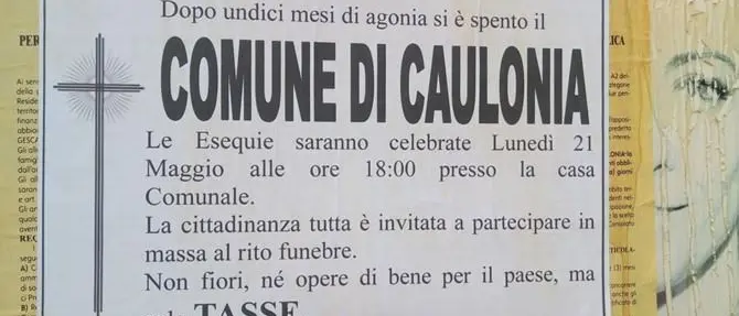 Caulonia, spuntano manifesti funebri contro il Comune: «Si è spento»