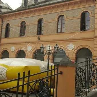 Operai del Comune Corigliano-Rossano sul tetto: «Risposte sul futuro o ci buttiamo»
