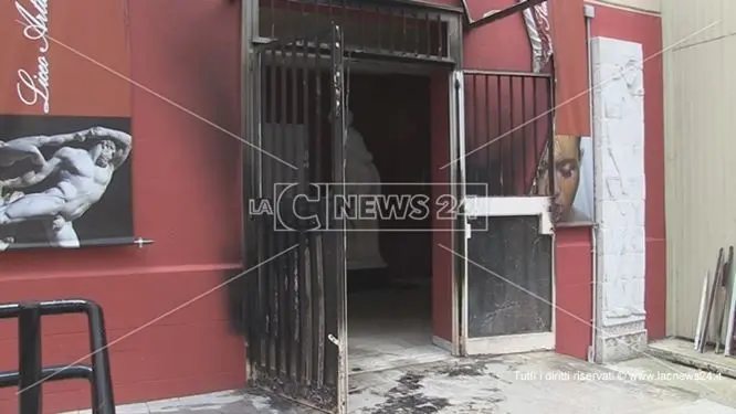 Cosenza, appiccato il fuoco alla porta d'ingresso del Liceo Artistico -VIDEO