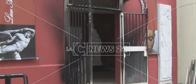 Cosenza, appiccato il fuoco alla porta d'ingresso del Liceo Artistico -VIDEO