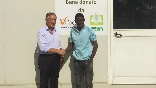 Container con docce per la tendopoli di San Ferdinando