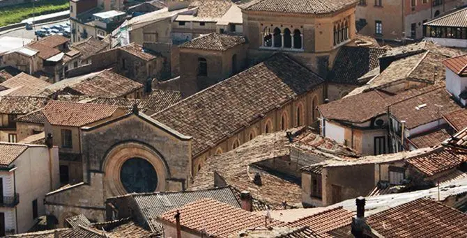 Cosenza riscopre i suoi antichi tesori con il trekking urbano