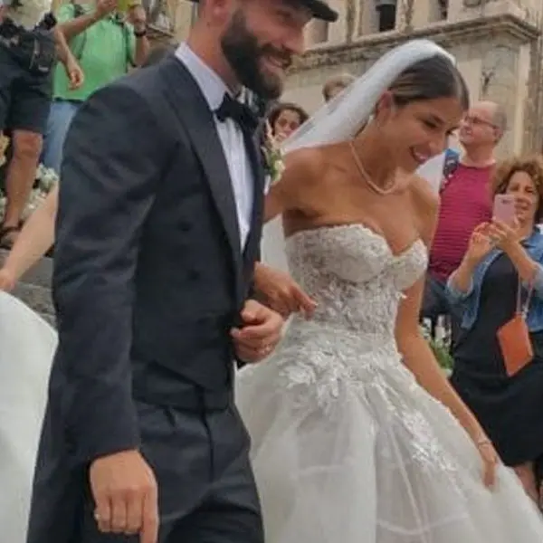 Sposa troppo scollata, il vescovo minaccia sanzioni per il matrimonio del calciatore Tonelli