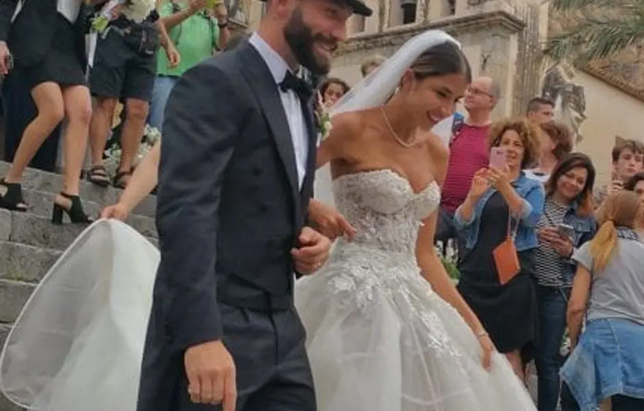 Sposa troppo scollata, il vescovo minaccia sanzioni per il matrimonio del calciatore Tonelli