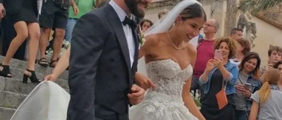 Sposa troppo scollata, il vescovo minaccia sanzioni per il matrimonio del calciatore Tonelli