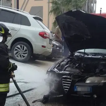 Auto in fiamme a Davoli, salvo il conducente