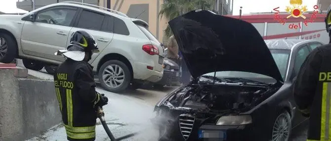 Auto in fiamme a Davoli, salvo il conducente
