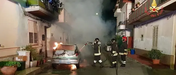 Incendio distrugge un'auto a Botricello