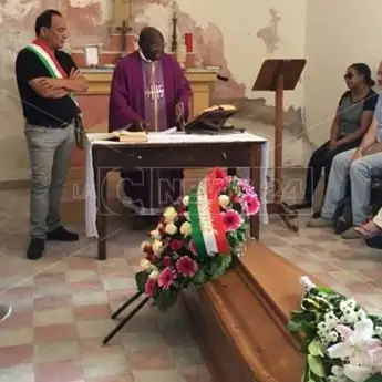 Uccisa dal rogo della tendopoli, Riace in lutto per i funerali di Becky - VIDEO
