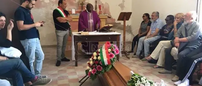 Uccisa dal rogo della tendopoli, Riace in lutto per i funerali di Becky - VIDEO