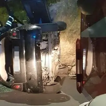Catanzaro, esce fuori strada con la macchina e si ribalta