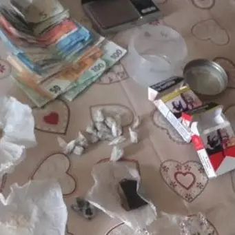 Crotone, droga nell'imbottitura delle sedie di casa: arrestato