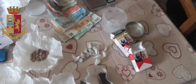 Crotone, droga nell'imbottitura delle sedie di casa: arrestato