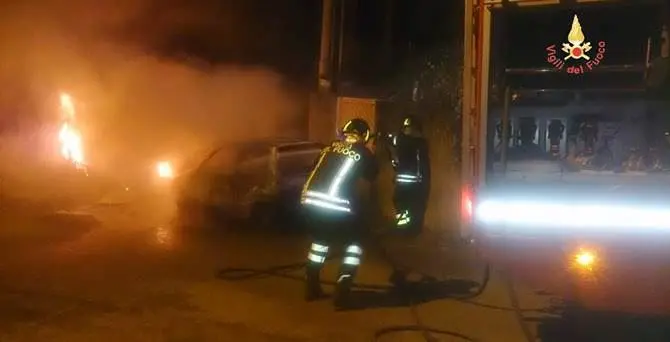 Corpo carbonizzato dentro un’auto in fiamme a Soverato