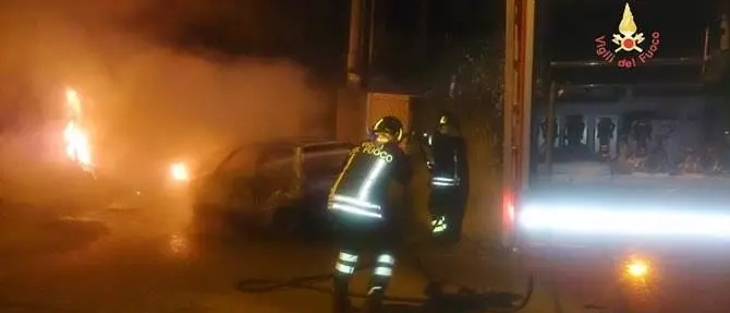Corpo carbonizzato dentro un’auto in fiamme a Soverato