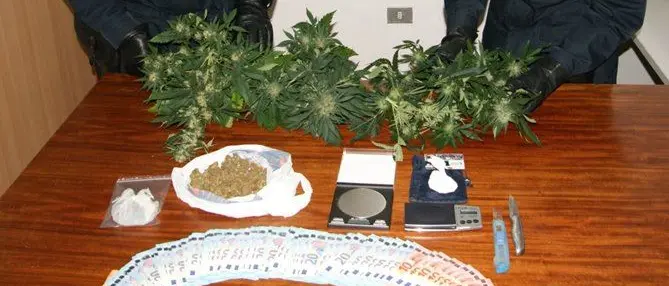 Catanzaro, con cocaina e marijuana in casa: arrestato 29enne