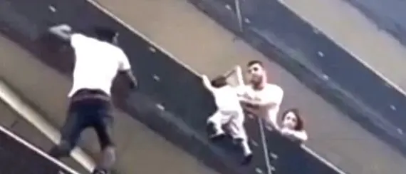 Si arrampica fino al quarto piano per salvare il bimbo appeso alla balaustra (VIDEO)