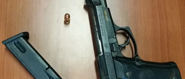 Pistola nel comodino: ai domiciliari due anziani