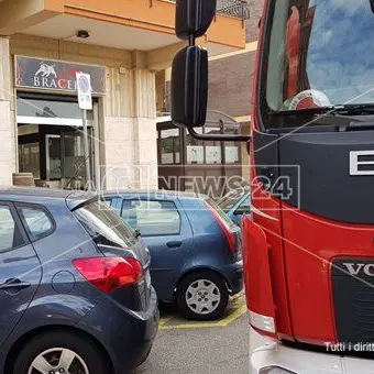 Incendio avvolge e distrugge un ristorante a Soverato