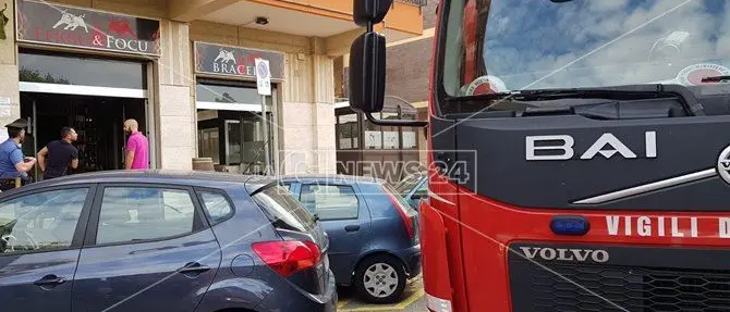 Incendio avvolge e distrugge un ristorante a Soverato