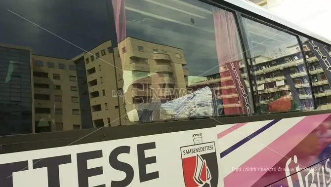 Play off a Cosenza, sassi contro il bus della Sambenedettese