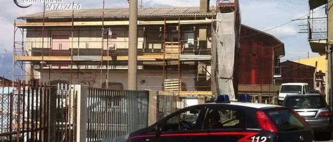 Smontano tetto di amianto senza autorizzazioni, due denunce a San Pietro a Maida
