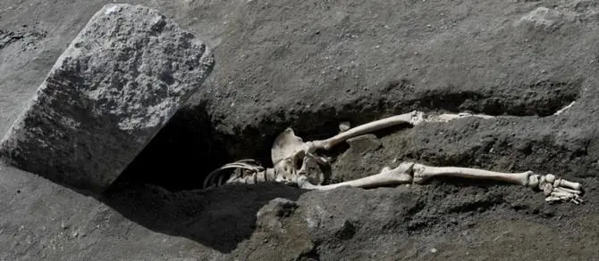 Decapitato da un masso di 300 chili: la tragica fine dell’ultimo pompeano