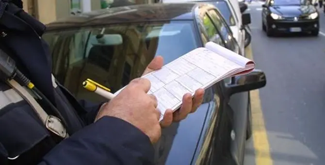Catanzaro, la polizia municipale multa un’auto del Comune