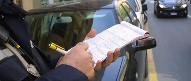 Catanzaro, la polizia municipale multa un’auto del Comune
