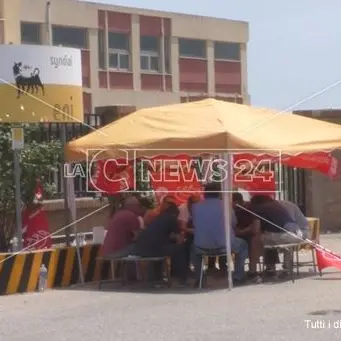 Senza stipendio da tre mesi, la protesta dei vigilantes a Crotone - VIDEO