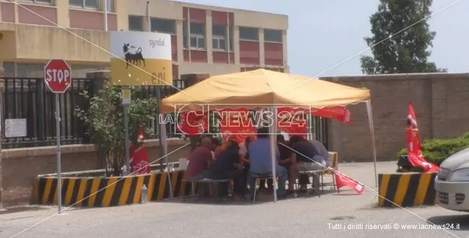 Senza stipendio da tre mesi, la protesta dei vigilantes a Crotone - VIDEO