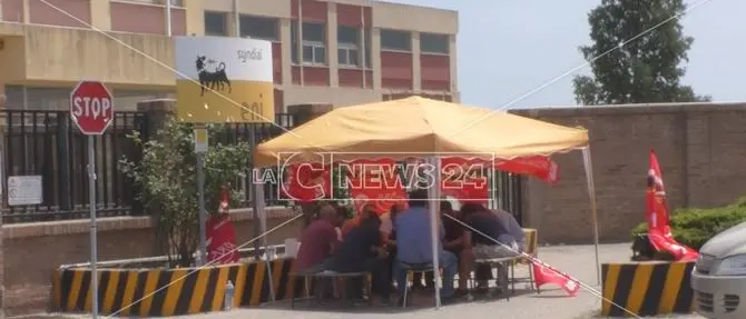 Senza stipendio da tre mesi, la protesta dei vigilantes a Crotone - VIDEO