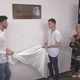 Al 18enne ucciso a Crotone intitolato l'auditorium della sua scuola - VIDEO