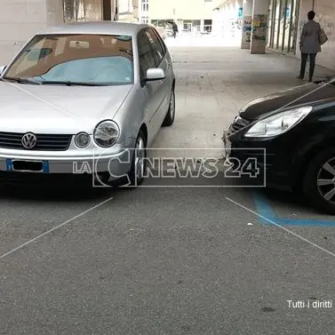 Cosenza, parcheggio creativo sullo scivolo per disabili