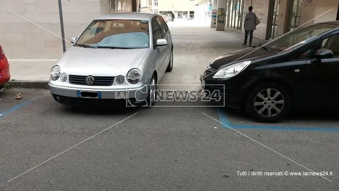 Cosenza, parcheggio creativo sullo scivolo per disabili