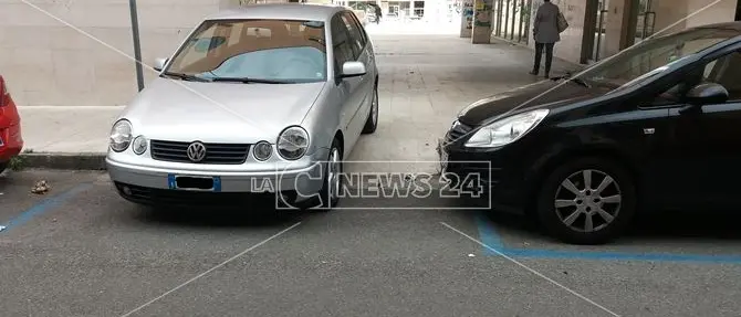 Cosenza, parcheggio creativo sullo scivolo per disabili