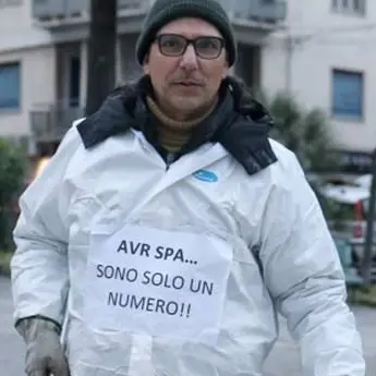 Si cosparge di benzina, nuova eclatante protesta di Mesiani a Reggio
