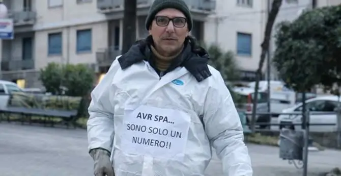 Si cosparge di benzina, nuova eclatante protesta di Mesiani a Reggio