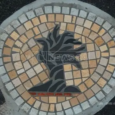 Mosaici per coprire le buche, le strade diventano opere d’arte - FOTO