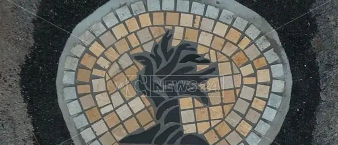 Mosaici per coprire le buche, le strade diventano opere d’arte - FOTO