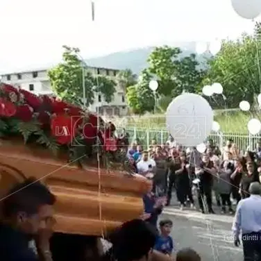 Musica e palloncini per il funerale del 50enne rom ucciso -VIDEO