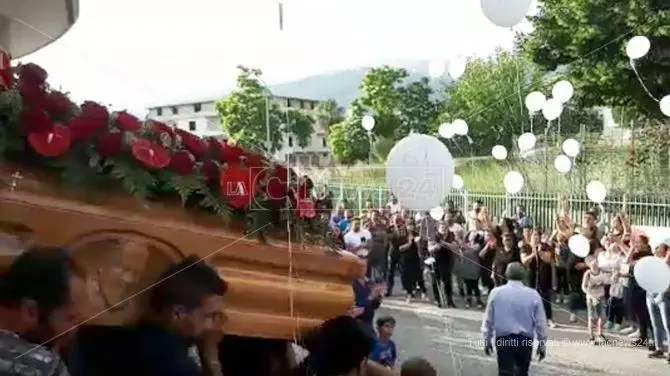 Musica e palloncini per il funerale del 50enne rom ucciso -VIDEO