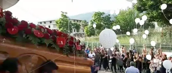 Musica e palloncini per il funerale del 50enne rom ucciso -VIDEO