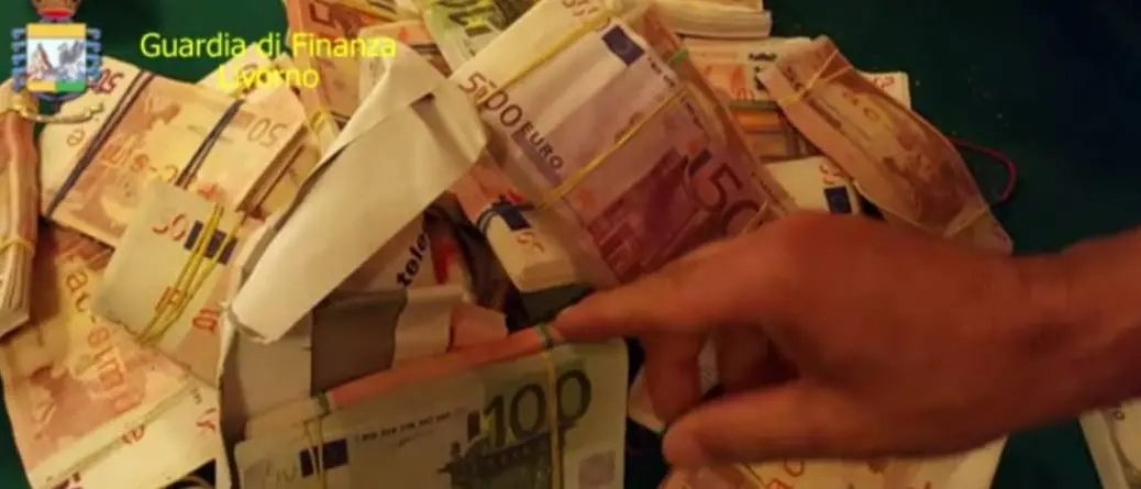 È pieno di debiti e chiede aiuto alla 'ndrangheta. Il piano criminale del viceprefetto dell'Elba