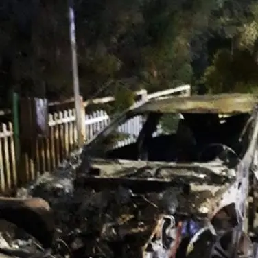 Notte di fuoco a Catanzaro, due auto distrutte dalle fiamme
